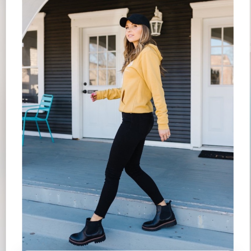 NEW Caslon Miller chelsea boots black pull on Size 6.5